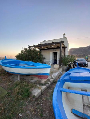 Il Cubo, monovano col mare su tre fronti., Favignana